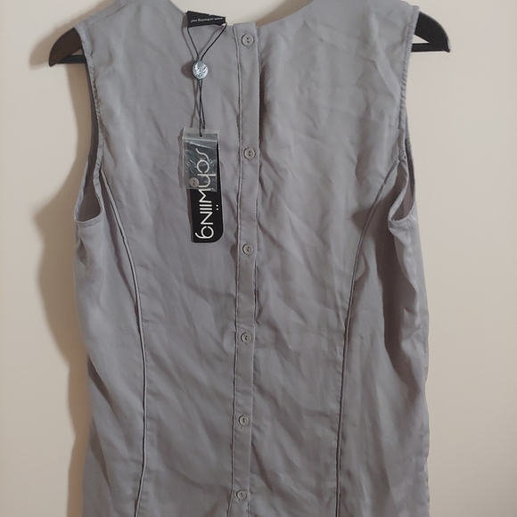 Button back tank top - Picture 2 of 3